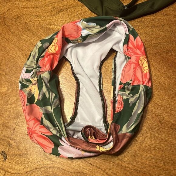 Two Piece High Waisted Bikini Set - Picture 8 of 9